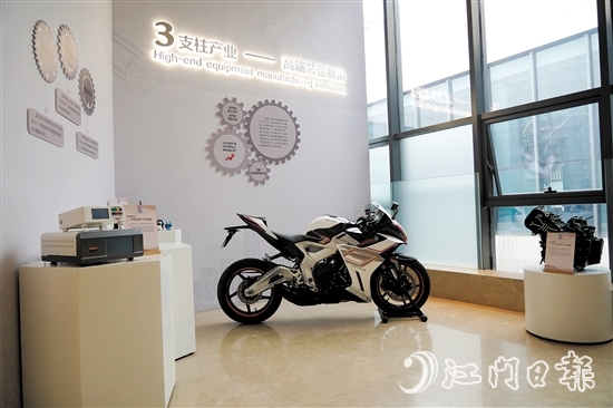 龍溪湖江海區(qū)產(chǎn)業(yè)展廳展示著一輛“江海造”摩托車。