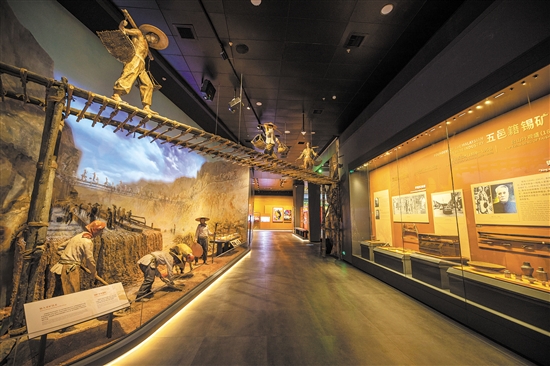 中國僑都華僑華人博物館展示了江門籍華僑華人遠(yuǎn)渡重洋赴外謀生創(chuàng)業(yè)、回報家鄉(xiāng)的完整歷史。黎禹君