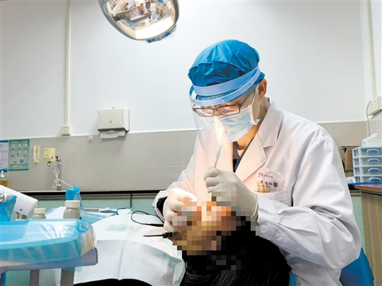 應(yīng)對(duì)下頜后縮，早期干預(yù)和正確治療很重要。