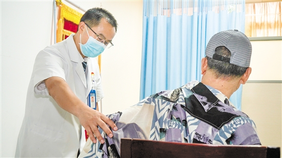 皮膚科醫(yī)生為來診患者檢查身體。