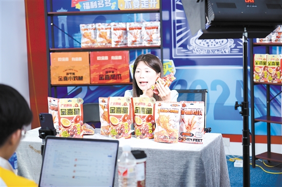 線上年貨節(jié)，企業(yè)工作人員忙直播。