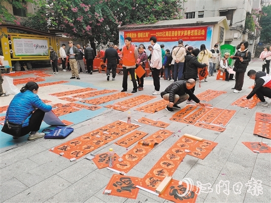 活動為群眾贈送春聯(lián)、“福”字。