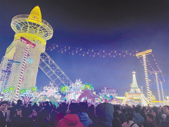 夢回開平·僑海華韻街區(qū)人頭攢動，熱鬧非凡。