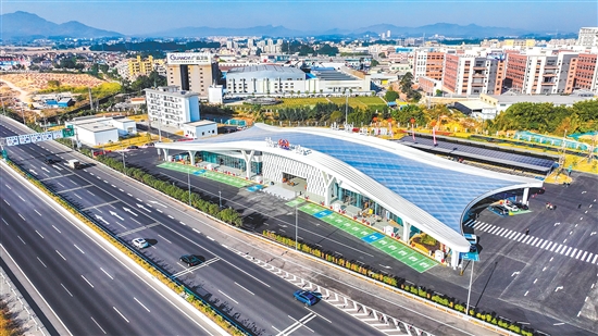 址山服務(wù)區(qū)（北區(qū)）著力打造新能源特色服務(wù)區(qū)典范。