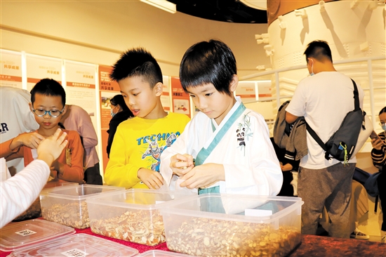 小朋友走進李錦記新會生產(chǎn)基地，了解調(diào)味品的制作。