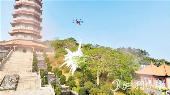 無人機(jī)精準(zhǔn)投下一枚滅火彈，瞬間四周騰起白色霧氣，火勢得到有效控制。