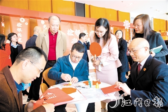 活動(dòng)現(xiàn)場(chǎng)，不少人親手制作廉潔手工藝品。