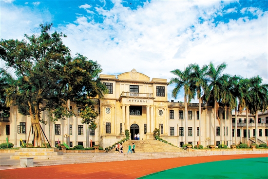 臺山一中教學(xué)大樓。