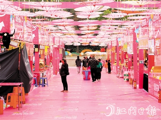 江南文化廣場的迎春花市充滿了濃濃的中國風(fēng)元素。劉瓊