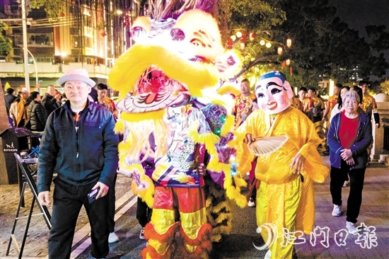 夜光獅巡游。