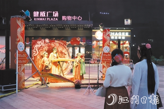 在健威廣場，身穿漢服的市民駐足欣賞國潮音樂表演。