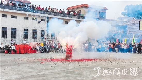 棠下鎮(zhèn)的傳統(tǒng)節(jié)慶活動搶花炮吸引了眾多村民圍觀和參與。