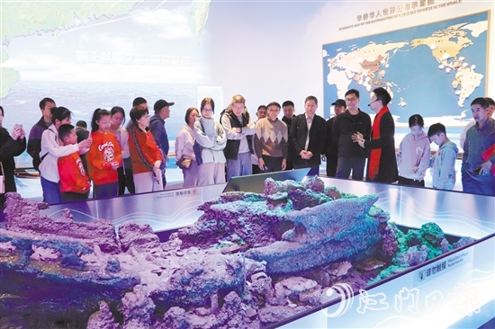 市民游客到僑博館重溫華僑歷史。