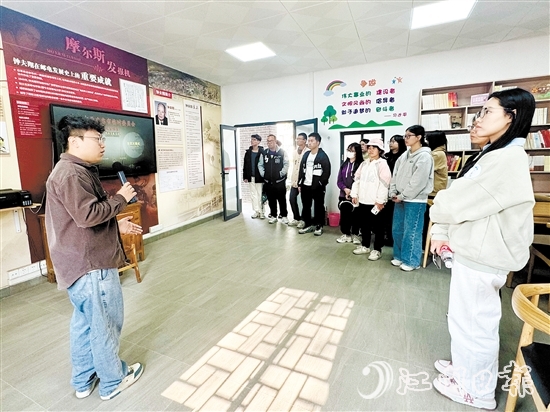 學(xué)子走訪省“百千萬工程”典型村和企業(yè)，了解家鄉(xiāng)發(fā)展情況。