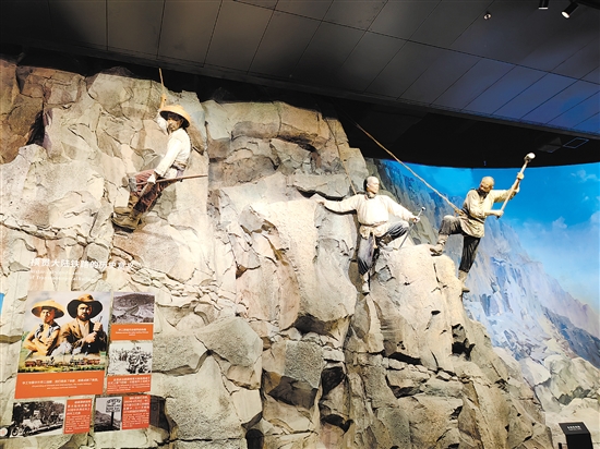 僑博館再現(xiàn)華工在美修建鐵路情景。