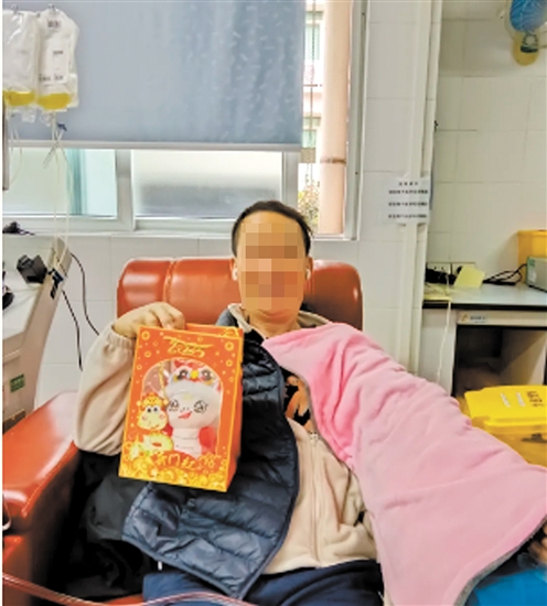 獻(xiàn)血可以挽救患者生命。