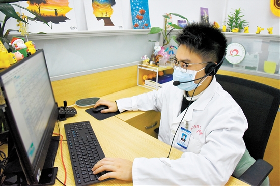 江門(mén)市24小時(shí)心理援助熱線組工作人員為市民提供心理咨詢服務(wù)。