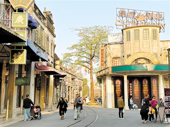 在赤坎華僑古鎮(zhèn)，游客可以漫步游覽觀賞600多座騎樓建筑。