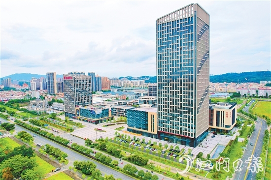 作為全市唯一的國家高新區(qū)，江海區(qū)要勇當全市制造業(yè)高質(zhì)量發(fā)展“先行區(qū)”“排頭兵”。邱昱