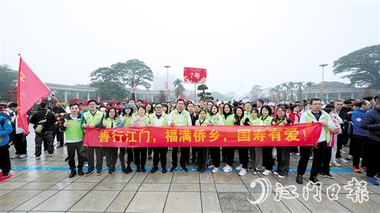 來自中國人壽江門分公司的60名志愿者代表身著統(tǒng)一服裝。