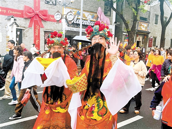 由賀歲人偶、卡通人偶組成的“顯眼包”方陣格外吸睛。