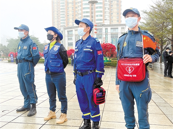 藍天救援隊隊員一早趕到活動現(xiàn)場，保障參賽者能隨時獲得專業(yè)的應(yīng)急救援服務(wù)。