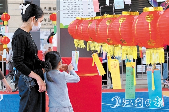 元宵節(jié)游園活動現(xiàn)場，240個火紅燈籠整齊排列，燈籠上懸掛著數(shù)張寫有謎面的紙條，吸引不少市民前來挑戰(zhàn)。