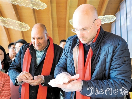 外籍高管職工學(xué)習(xí)制作鶴山特色美食。