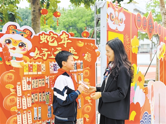 方寸之間，溫情無(wú)限。開(kāi)平市僑園路小學(xué)給學(xué)生派發(fā)書(shū)簽。