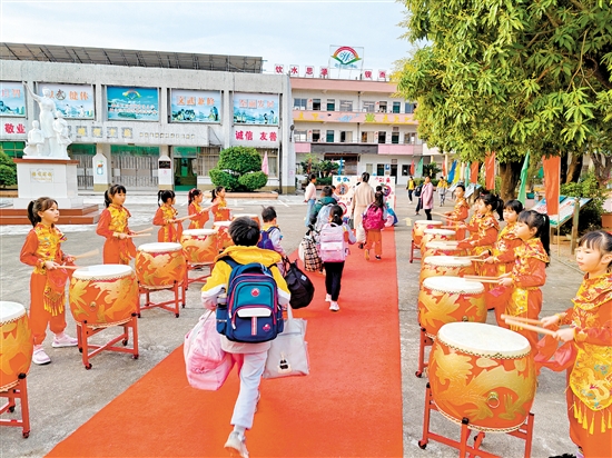 新會(huì)崖門(mén)黃沖小學(xué)以蔡李佛醒獅和鼓樂(lè)迎接學(xué)生。