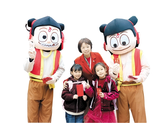 “哪吒”現(xiàn)身陳白沙小學(xué)，給學(xué)生帶來(lái)祝福。