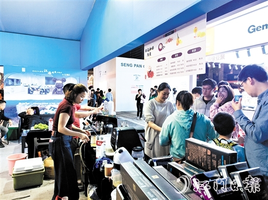 市民品嘗西啡膠囊咖啡機制作的咖啡。陳嬋