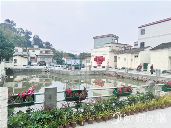 在基礎(chǔ)環(huán)境提升方面，北達村下了大力氣，帶來的新變化讓村民紛紛點贊。圖為村內(nèi)池塘。