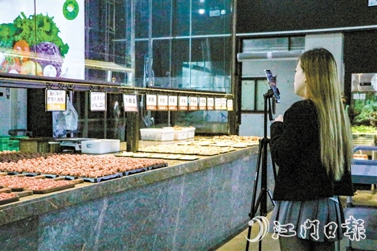 近年來，北達村延伸五洞牛肉街的發(fā)展鏈條，為村集體經(jīng)濟發(fā)展注入活力。圖為餐廳員工進行直播營銷活動。