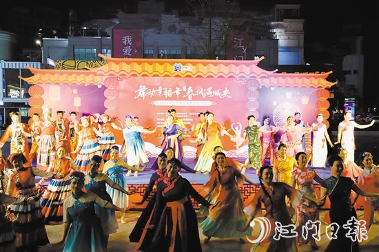 群眾舞蹈隊伍輪番登場，帶來民族舞、古典舞、秧歌等節(jié)目，表演精彩紛呈。