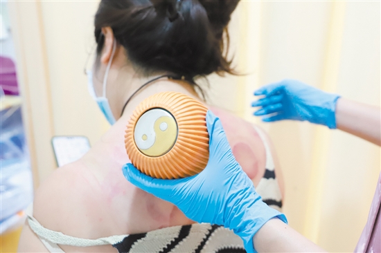 雨水時(shí)節(jié)，按揉或艾灸穴位可以起到祛濕化痰、健脾理氣的作用。