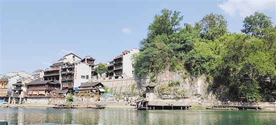 邊城茶峒群山環(huán)抱，城中有山，山中有城。