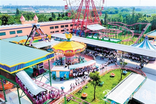 摩天輪是長廊生態(tài)園熱門項目之一。