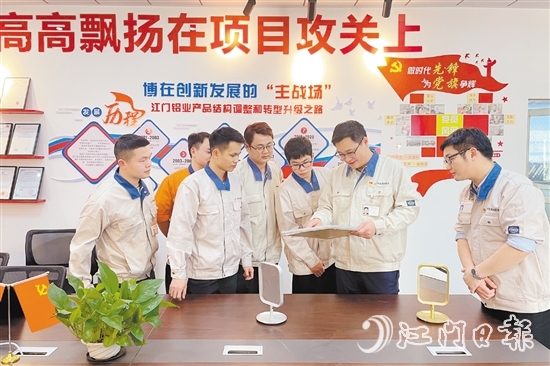 企業(yè)黨員職工帶頭開(kāi)展研發(fā)攻堅(jiān)。