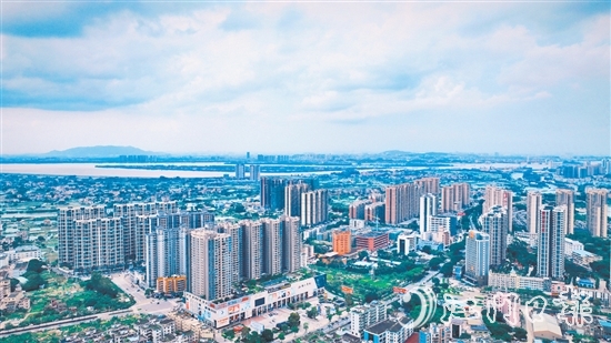 當(dāng)下，在鶴山大地，“拼”的精神、“闖”的勁頭、“實(shí)”的干勁處處涌動(dòng)。圖為鶴山城區(qū)。