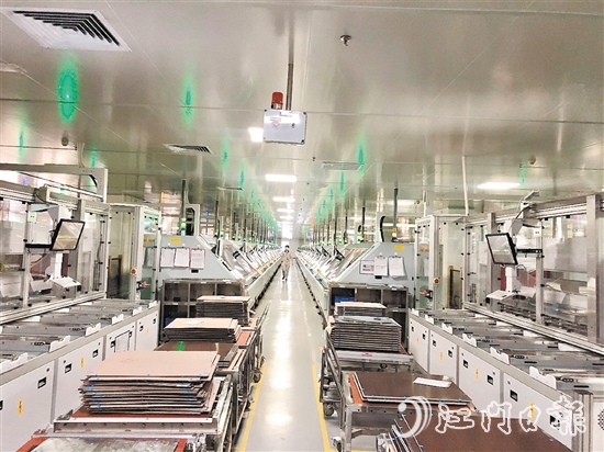 世運(yùn)電路今年第一季度生產(chǎn)訂單已經(jīng)排滿，企業(yè)生產(chǎn)車間機(jī)器轟鳴，生產(chǎn)線加速運(yùn)轉(zhuǎn)。