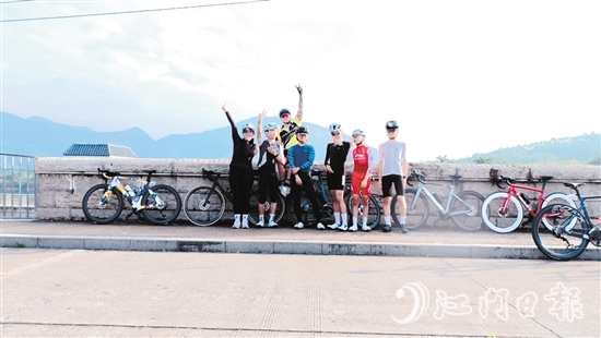 方嘉浩（左二）與騎友們打卡江門美麗風景。