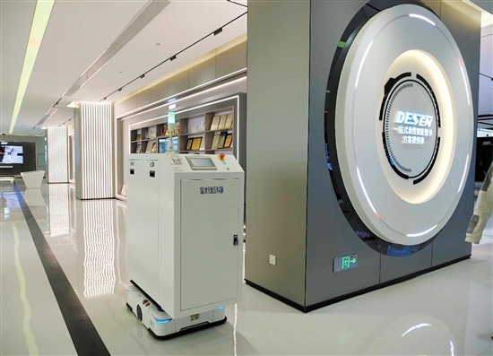 德森精密生產(chǎn)的涂覆機(jī)和全自動機(jī)器人配合作業(yè)。