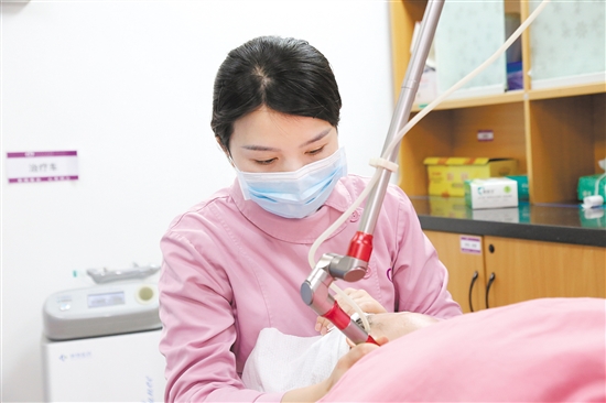 醫(yī)護(hù)人員為痤瘡患者進(jìn)行治療。