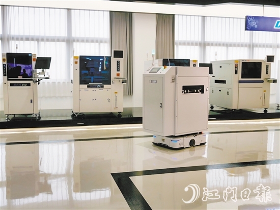 德森智能生產(chǎn)的AGV全自動機器人正在工作。劉瓊
