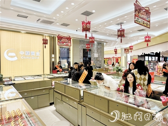 小克重黃金首飾、黃金貼片等“輕量化”產(chǎn)品受年輕消費(fèi)者青睞。