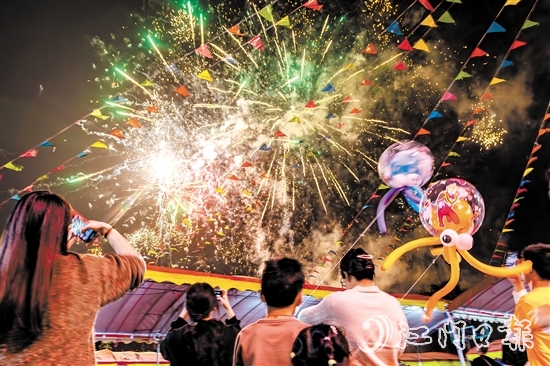 進入夜晚，花炮會現(xiàn)場仍然非常熱鬧，絢麗煙花讓村民、游客大飽眼福。歐蕊榮
