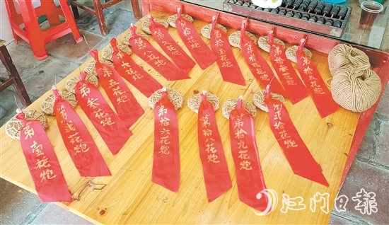 “搶炮”環(huán)節(jié)用的花炮頭由麻繩編織而成，如今“搶炮”被抽簽取代，既保留了傳統(tǒng)，又確保了安全。鶴城鎮(zhèn)供圖
