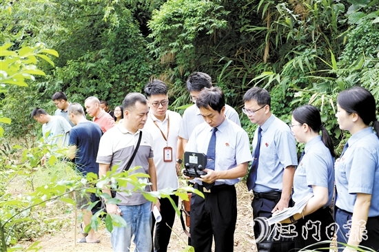 檢察干警借助無人機開展調(diào)查取證工作。