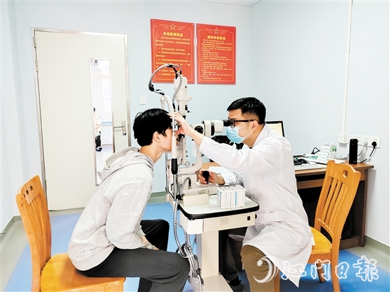 蓬江區(qū)有序組織應(yīng)征青年參加體檢。